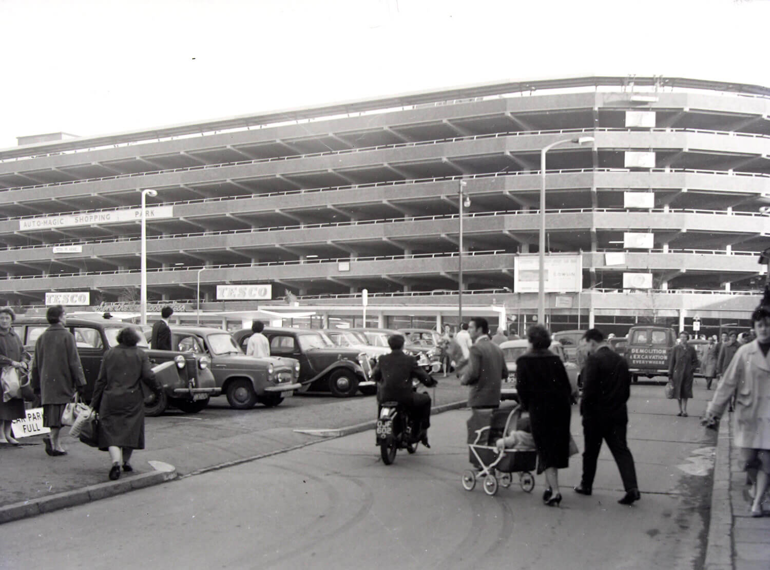 Crowds flocked to the new Tesco store - Leicestershire Record Office