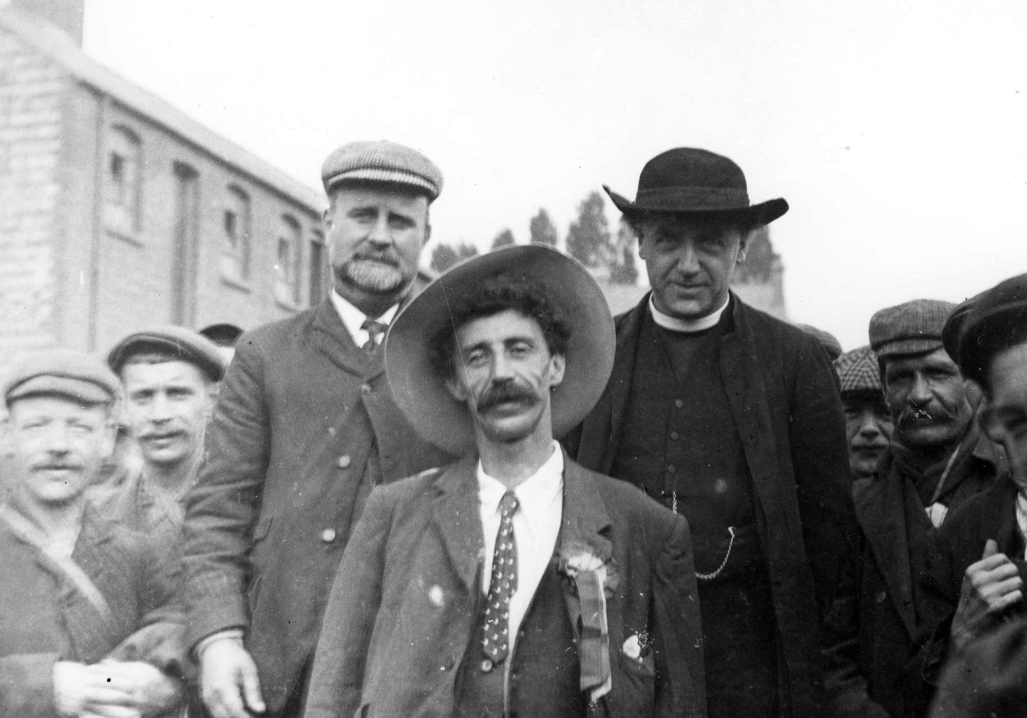 Rev. F.L. Donaldson (right centre) with the other leaders of the march of the unemployed, 1905 - Leicester and Leicestershire Record Office