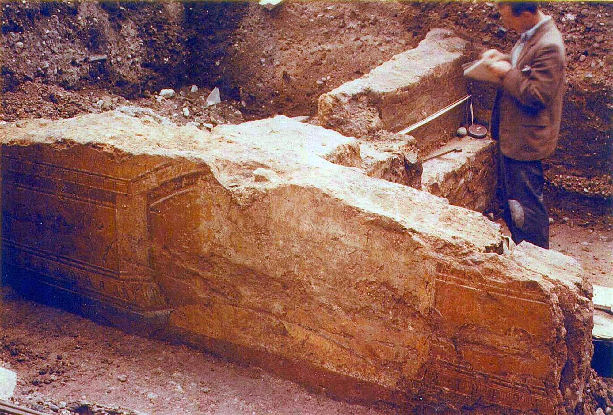 Archaeologist John Wacher records the remains of the Blue Boar Lane townhouse in 1958. Clay-brick walls survived to nearly a metre high above the floor and were still decorated with painted wall plaster -