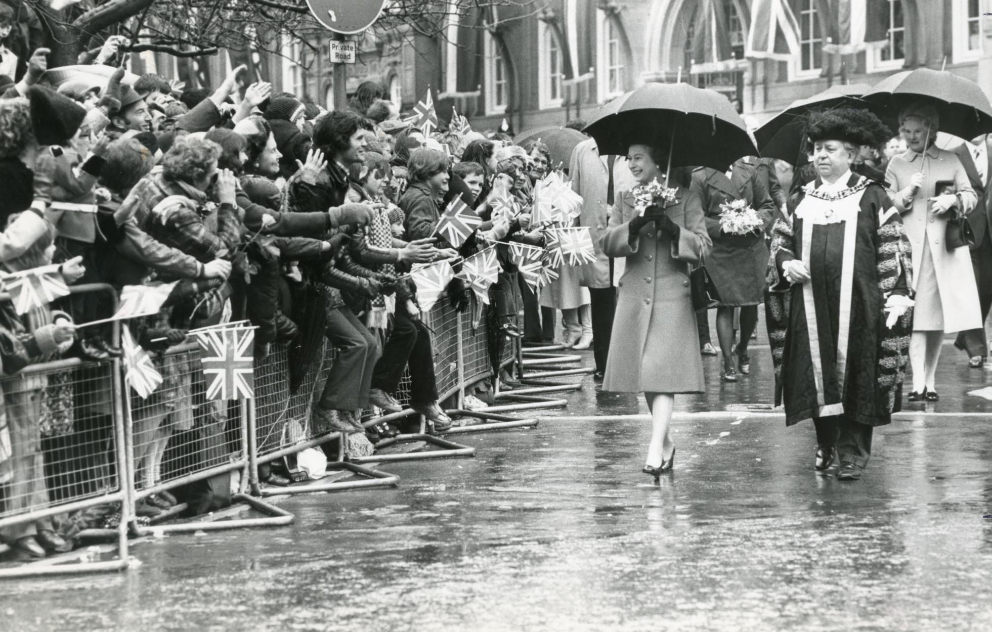 The Queen meeting crowds in Town Hall Square, Leicester, 1980 - Leicester Mercury Archive