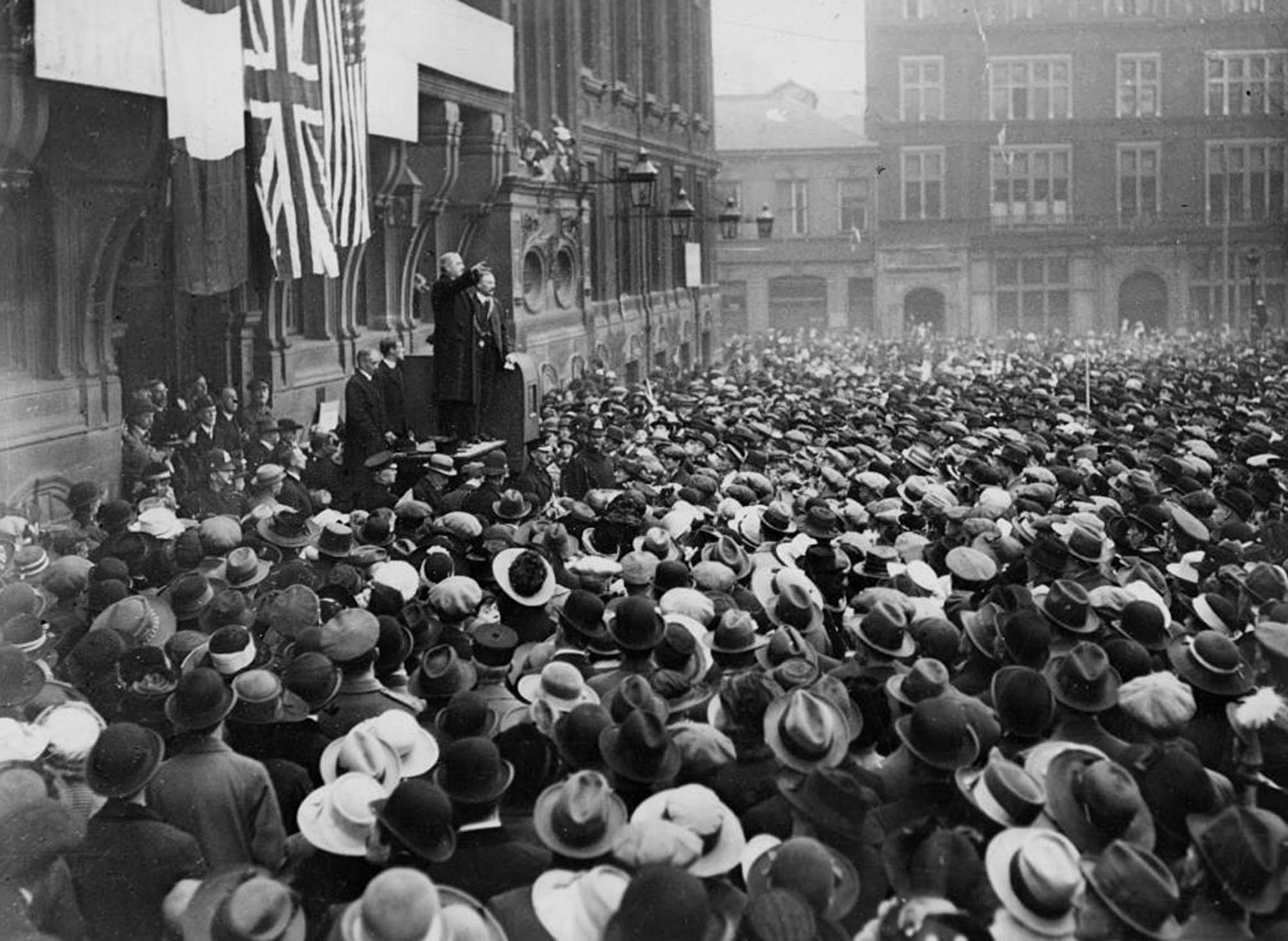 Lord Mayor Walter John Lovell and councillor Jonathan North, addressing a large crowd at the end of WWI -