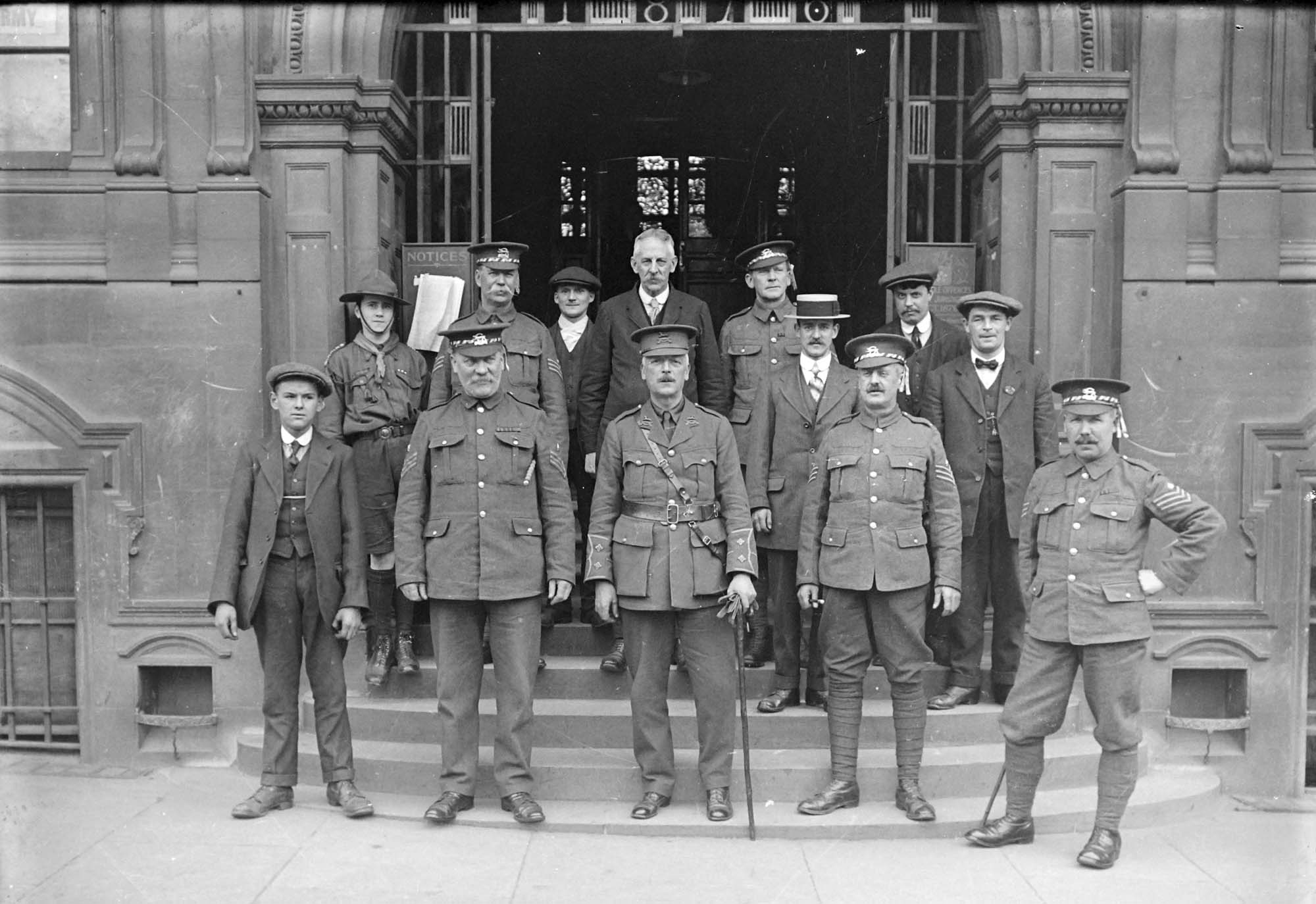 Uniformed recruiters outside Town Hall, c.1914 - Leicestershire Record Office