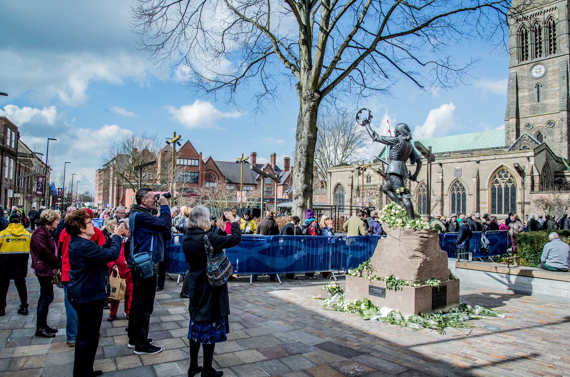 Public queuing to see King Richard III's coffin in Leicester Cathedral in the days before his reinterment - University of Leicester Archaeological Services