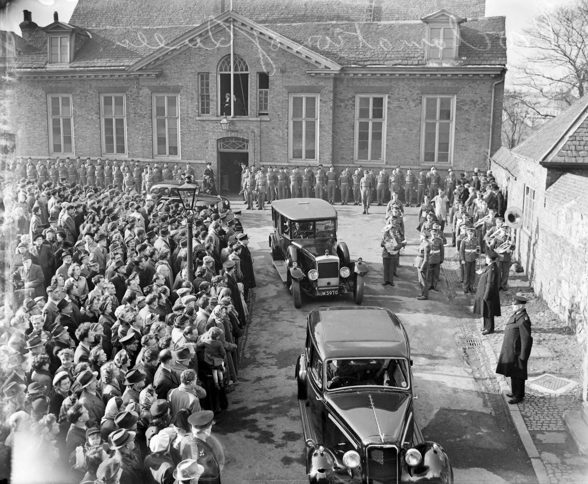 Crowds gathered outside Leicester Castle, date unknown. - Leicestershire Record Office