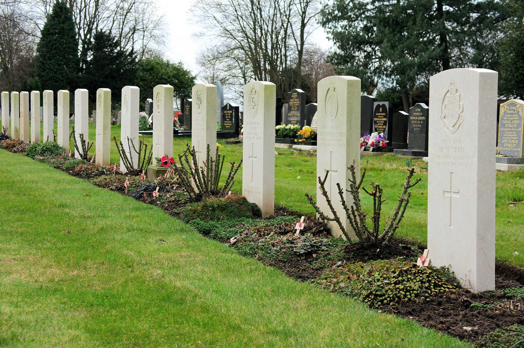 Commonwealth war graves at Saffron Hill Cemetery -