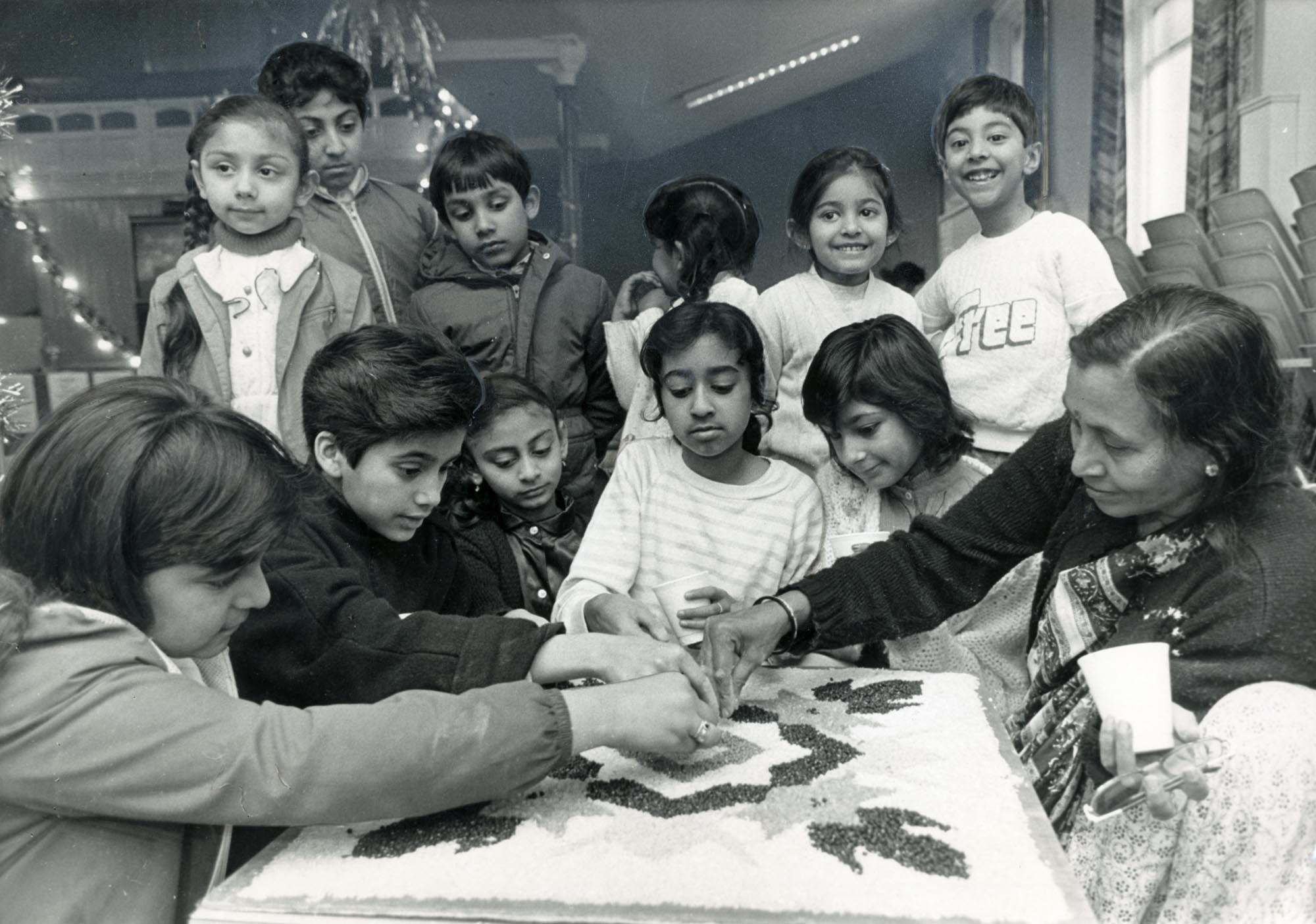 Teaching children how to make rangoli patterns at Belgrave Neighbourhood Centre - Leicester Mercury Archive at the University of Leicester