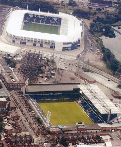 Filbert Street alongside the new Walkers Stadium in 2002 - Leicester City Football Club