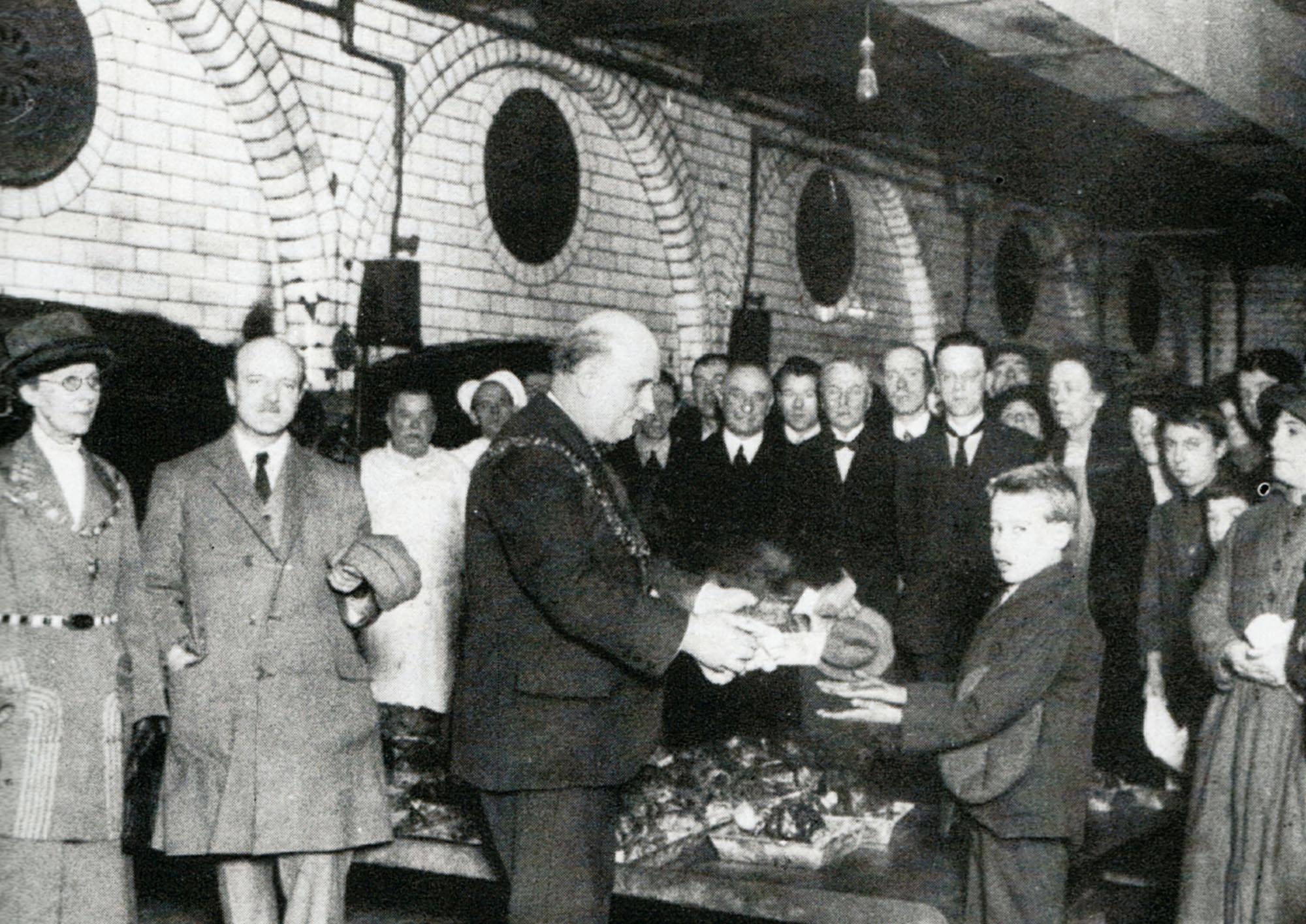 Mayor of Leicester Amos Sherriff handing out Christmas food parcels at the workhouse, c1920 - Leicestershire, Leicester and Rutland Record Office