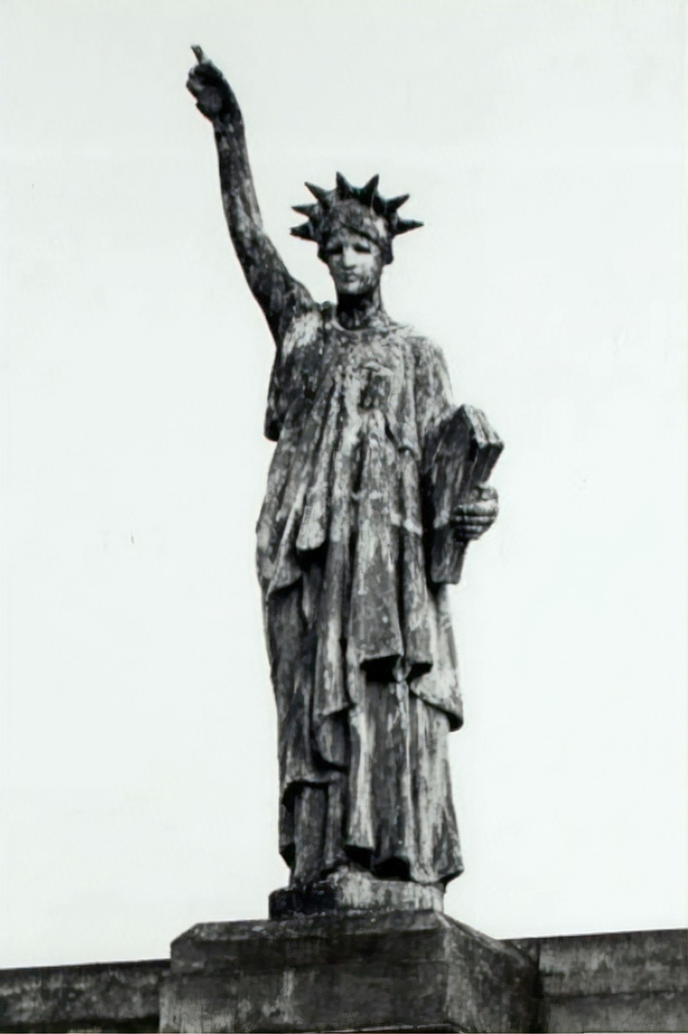 Liberty Statue on factory roof, 1984 - University of Leicester Special Collections