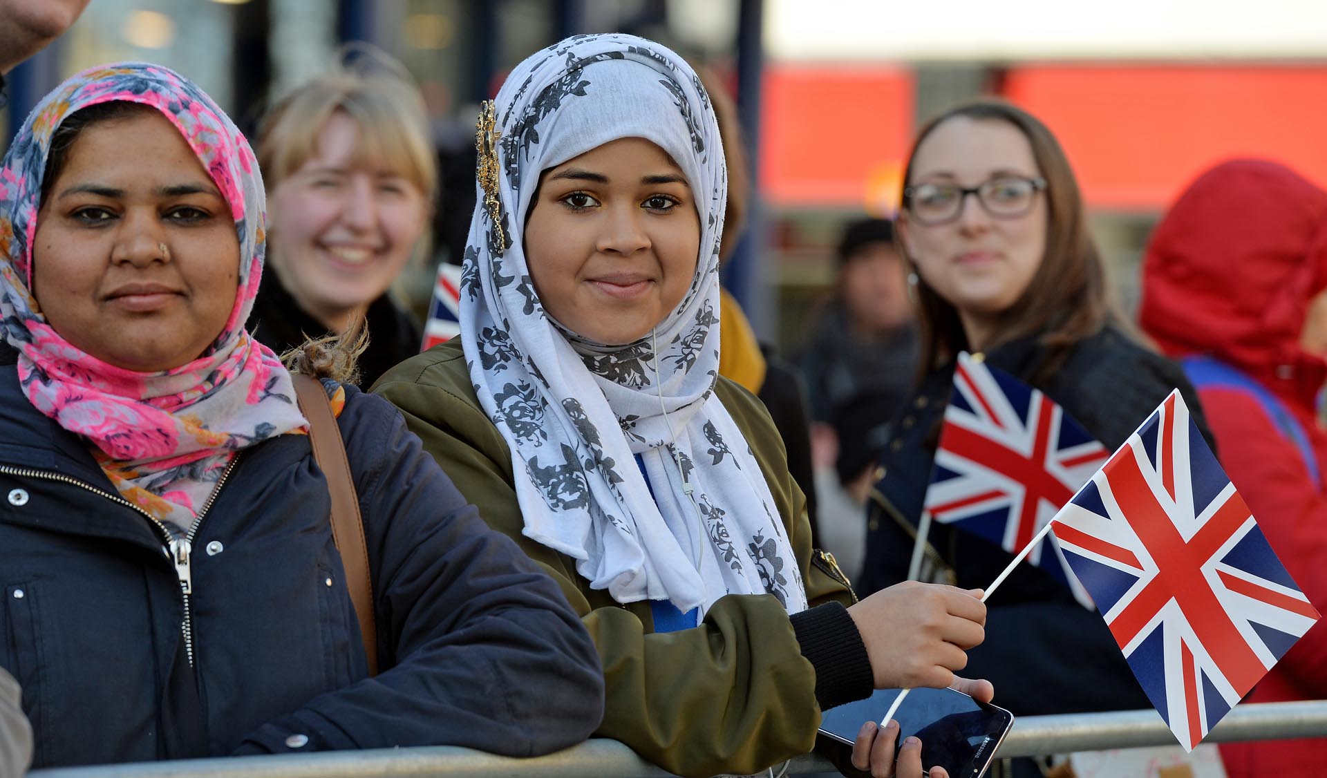 100s of people came to see The Queen during her visit to Leicester, 2017 - Picture by Beth Walsh